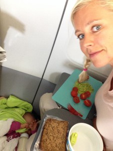 Helena im Flieger