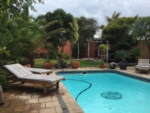 Pool und Garten der Umoya Lodge