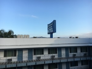 direkt über dem Gebäude rechts sieht man den Hollywood Schriftzug 